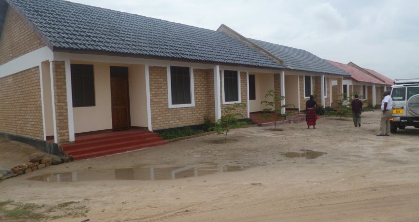Nyumba za kupangisha zilizojengwa kwa kutumia matofali ya kufungamana na kuezekwa kwa vigae mkonge chini ya usimamizi wa NHBRA huko Chamazi-Dar-Es-Salaam